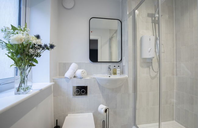 Elliot Oliver - Exquisite 2 Bedroom Apartment With Garden, Parking & EV Charger - Photo 11