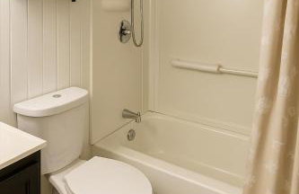 Bright & Stylish Guest Suite with Modern Comforts - Foto 14