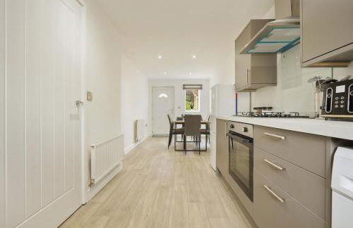 Yasmin's Townhouse - Sleeps upto 10, great for groups with FREE Parking - Hosted by Stay Host Save - Foto 10