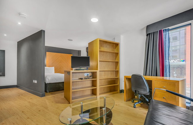 Roomzzz Leeds City West - Foto 6