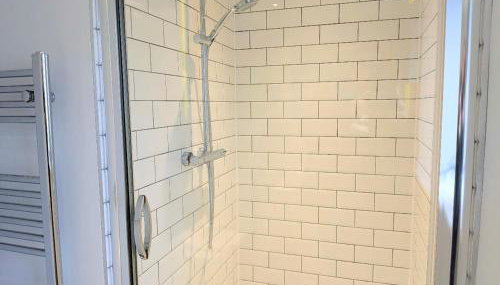 Compton Apartment with free parking - Foto 3, Shower