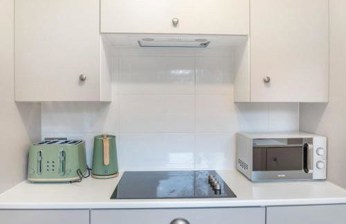 4BR House By Astra Residences Short Lets & Serviced Accommodation Stanley With Free Parking & Instant Booking - Foto 34