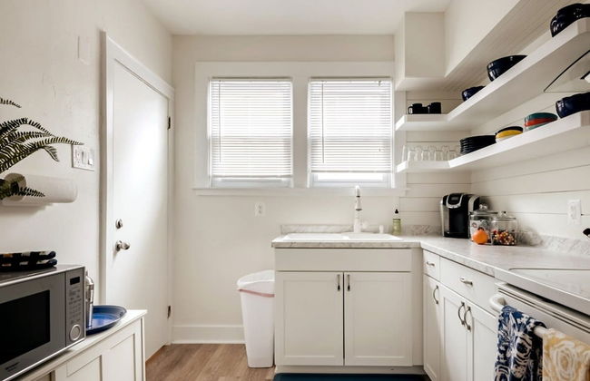 Gather Around the Mid-century Table at a Tranquil Haven - Foto 15