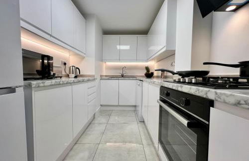 Borage House- Crawley,3BR House, Wifi, Parking, Close to Gatwick Airport, Contractor friendly, short and long term stays welcome - Foto 4