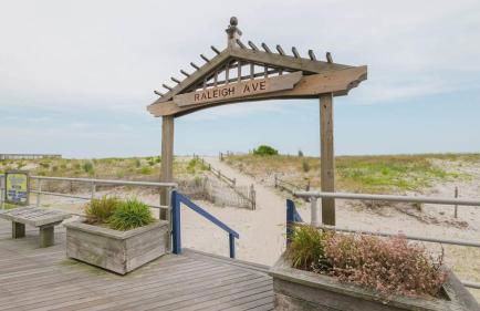 Escape to Raleigh Ave Glamour - Steps to the Beach - Foto 33