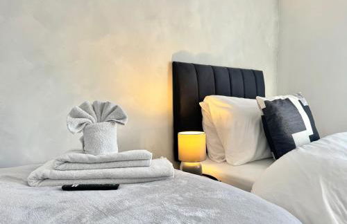 Central 4 Bed Home, FreeParking, 5TVs, Superfast WiFi - Photo 26