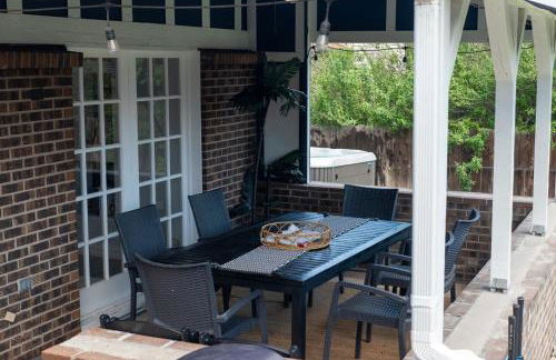 Pop Art Oasis with Karaoke Mini Golf Hot Tub and Pool - Photo 35