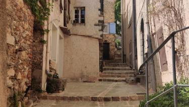 Logement neuf centre du village aux pieds du château - Foto 3