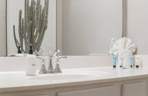 Fun cozy beach retreat! Steps to beach, heated pool & pickleball - Foto 14