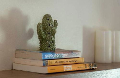 Stylish Mid-Century Oasis with Pool - Foto 24