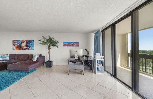Bright Two Bedroom Condo with Lake Views - Foto 6