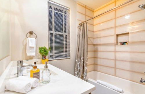 Skyline Views with Double Rooftop Deck & Game Room - Foto 21