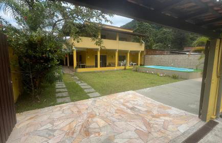 Casa com churrasqueira e piscina, perto de riacho - Foto 1