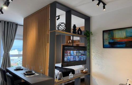 Studio 63 novo, luxuoso e completo com ar condicionado e cama Queen Size - Centro Mogi - Até 4 Pessoas - Foto 4