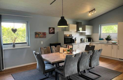 Ferienhaus Deluxe, direkt am See, mit hauseigener Panorama Außensauna, zwei Badezimmern, Tretboot, Kamin, in direkter nähe zum Kinderspieleparadies sowie Reit- und Ponyhof, 1 bis 8 Personen - Photo 15