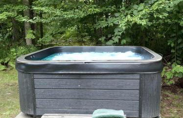 Chic Catskills Cabin with Hot Tub and Fire Pit - Foto 3