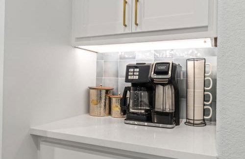 The Benjamin I - 2022 Built Luxury Retreat with Backyard Paradise with Hot Tub Outdoor Movie Screen Dock & Boat Rental - Foto 10