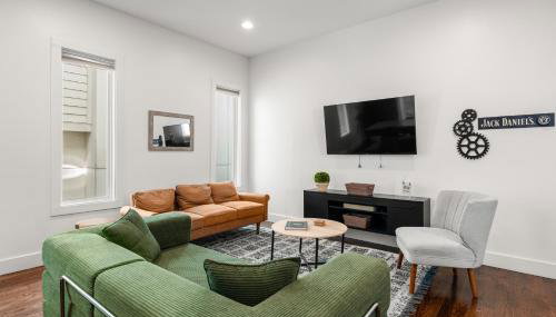 Jack Daniels House with Rooftop Golf, City views! 8min to Whiskey Row! Sleeps 10! - Foto 3