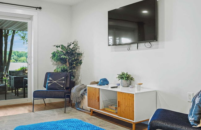 Lake Daze by Avantstay Lakefront w/ Modern Interior, Enclosed Porch & Hot Tub - Foto 19