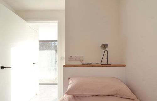 High Cogges Farm Holiday Cottages - The Cart Shed - Photo 10