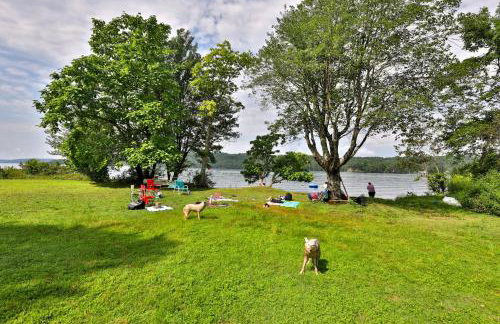 The Bomoseen Bungalow - Vermont Lake House Close to Ski Resorts! Private dock, ski rental ticket deals - Foto 34