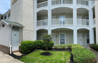 First Class Treatment Luxurious end unit Patio Pool Restaurant Bar on premises Steps away from Everything else! Spacious Condo Stocked with all You Need! - Foto 47