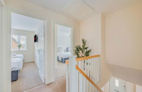 Beautiful Detached House with Driveway Parking, Study Room, Spacious Garden, Smart TVs and Fast Wifi by Yoko Property - Photo 10