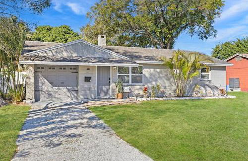 Right at Home Stays - Modern 2BR 2BA with Yard & Fireplace - Foto 5