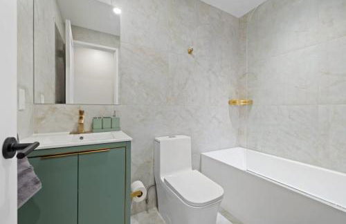 Luxury Brand New 3BED Gem 20 Minutes to NYC - Photo 2