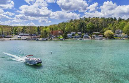 Beautiful Torch Lake House with Beach Access home - Foto 59
