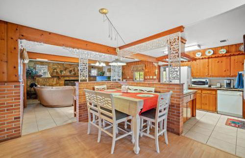 Family Pool Home • Sleeps 8 - Foto 15