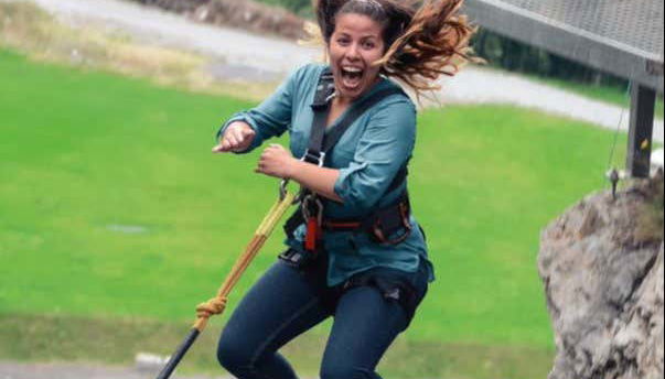 Sautez depuis la plateforme du canyon