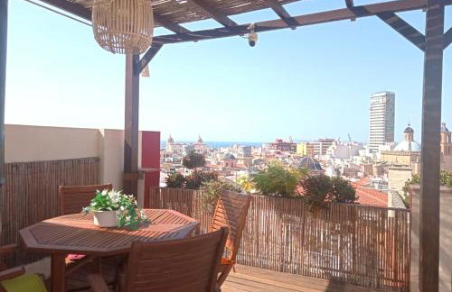 The Alicante Old Town artist workshop, Impressive rooftop, terrace with amazing city views and sea views, BBQ, Air conditioner, Wifi - Foto 3