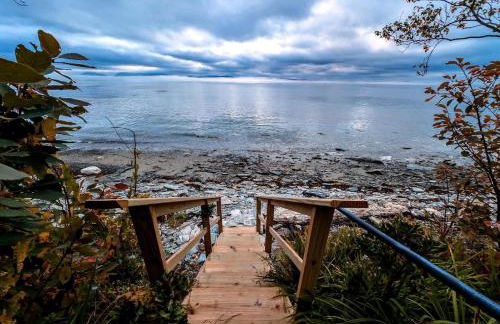 Spacious Waterfront Cottage with Private Beach and Deck, Near Acadia National Park in Hancock Point, Maine - Foto 7