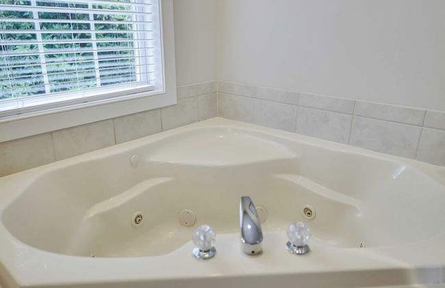 The Nest at Pinecrest by Avantstay Spacious Deck, Game Room, Fire Pit - Foto 34