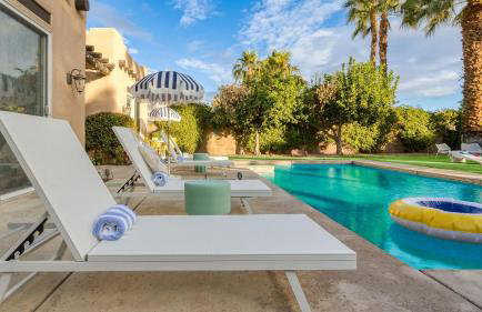 Pool + Hot Tub, Yard, Games Chic Midcentury Design Painted Sand by Avantstay - Foto 52