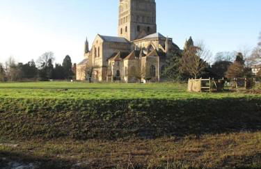 Crescent Cottage, sleeps 8, pet friendly - Photo 24