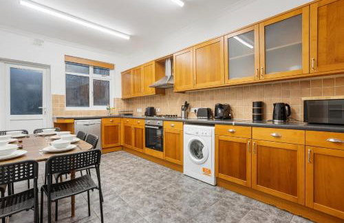 Central LDN 3-Bed Sleeps 8, Garden & Parking - Photo 15