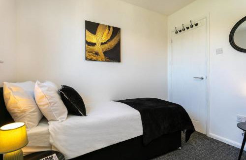Quick Deals l 5 Bedroom l Sleeps 10 l Parking l Ideal for Groups l Oak Stays Short Lets & Serviced Accommodations - Foto 33