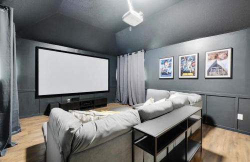 Tropical Pool Oasis - 5 BR Foosbal Cinema - Photo 3