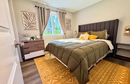 Colorful Comfort 3 Bedroom Home with Fenced yard - Foto 28