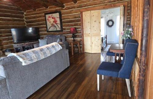 Charming Country Cabin- Cozy, Scenic View, HOT TUB, near CMAC - Foto 6