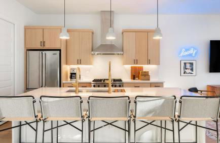 6BDR Luxe Pool Retreat • City Views Ping Pong Foosball Guest House Henley - Foto 23