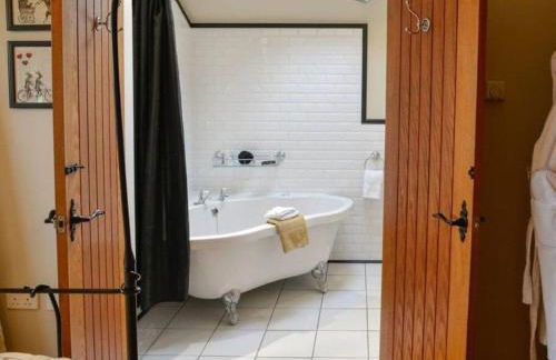 The Old Telephone Exchange - surrounded by fields! - Photo 15