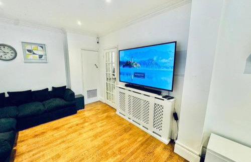 4-Bed Oasis Quiet Culde sac - Foto 33