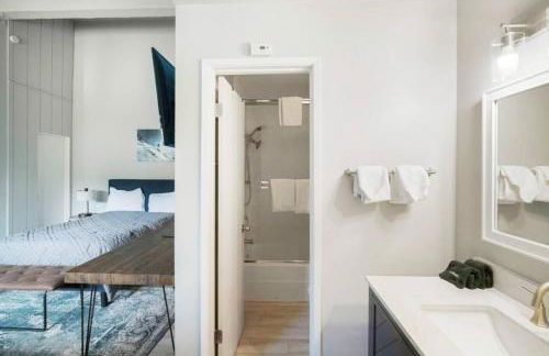 Guest Favorite Spacious Remodeled 2 Bdrm 2 Ba Mountain Views - Photo 37