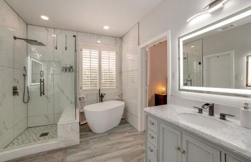 Great for Gatherings! Stylish Allen Home with Patio - Foto 21