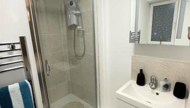 8 Ashton Villa - Photo 2, towels, Shower