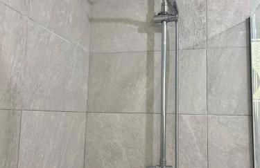 Brand New 2 Bed House - Sleeps 4 - Free Parking - Near HS2 & Drayton Manor - Photo 25