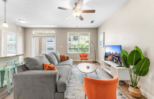 Prime SoCo King Bed 1BR & 2BR Suites w Gym, Pickleball, Laundry - Photo 26